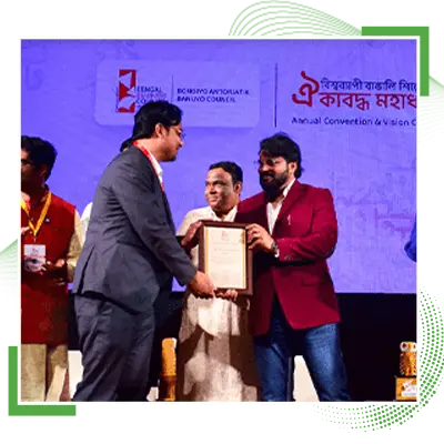 Mr. Arunava Chatterjee receiving The Best Startup Idea Award from Mr. Babul Supriyo, the Minister of IT and Tourism Department, Government of West Bengal