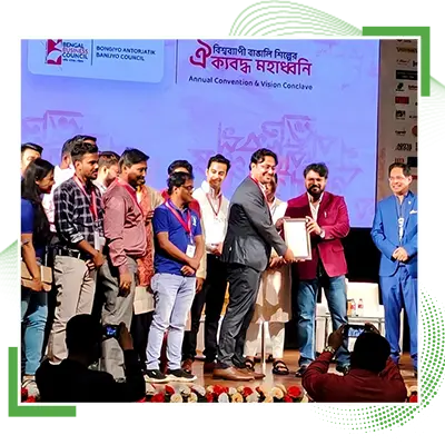 Mr. Arunava Chatterjee receiving The Best Startup Idea Award from Mr. Babul Supriyo, the Minister of IT and Tourism Department, Government of West Bengal